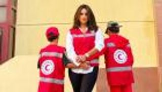 زينة تخفي وجهي طفليها مجدد أثناء حملة "دعم فلسطين" في مصر