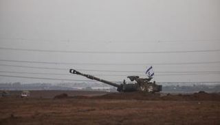 دبابة إسرائيلية على حدود غزة - رويترز