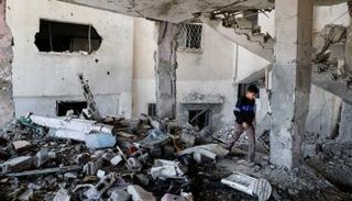 طفل فلسطيني داخل المسجد بعد قصفه