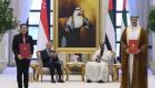 محمد بن زايد يبحث التعاون المشترك مع رئيس وزراء سنغافورة