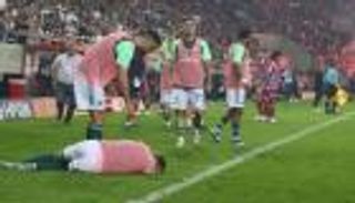 ألعاب نارية أفسدته.. ماذا حدث في ديربي أوروبا الأكثر جنوناً؟