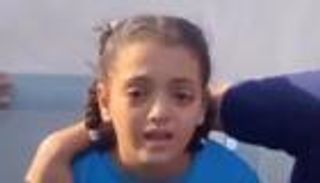 "بعرفها من شعرها".. حسرة طفلة فلسطينية على مقتل أمها (فيديو)