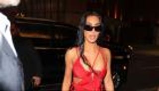 كيم كارداشيان تتألق بالأحمر الناري في حفل عيد ميلادها (صور)