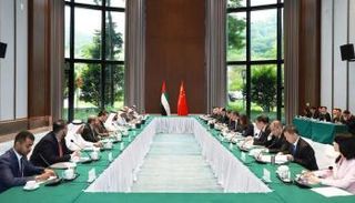 جانب من الاجتماع الثنائي بين الوفد الإماراتي ونظيره الصيني