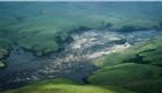 أغرب الأنهار في العالم.. «لن تستطيع رؤية يدك»