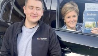 ستورجيون مع مدربها وشهادة اختبار القيادة