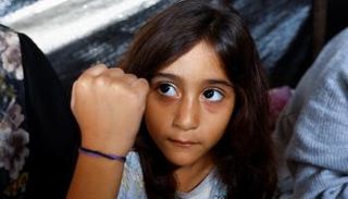 طفلة فلسطينية ترتدي أسورة من الخيط - رويترز