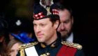 "الضابط الوسيم" أحدث أسلحة الملك تشارلز لزيادة شعبيته