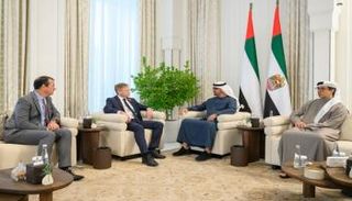 الشيخ محمد بن زايد آل نهيان رئيس دولة الإمارات خلال لقائه وزير الدفاع البريطاني