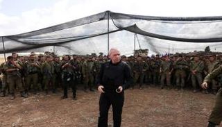 وزير الدفاع الإسرائيلي يوآف غالانت يلتقي بجنود في حقل قرب قطاع غزة 