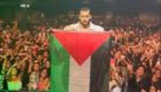 ويجز يحمل علم فلسطين ويهتف بالحرية في حفله بكندا (فيديو)