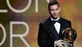 رقم صامد منذ 65 عاما.. من هو أكبر لاعب فاز بالكرة الذهبية؟