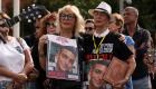 قلق عائلات الرهائن الإسرائيليين من قصف غزة ودعوات لصفقة تبادل