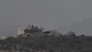 دبابة إسرائيلية تتدحرج قرب حدود غزة