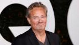 ماثيو بيري.. حياة مليئة بالآلام لنجم الكوميديا