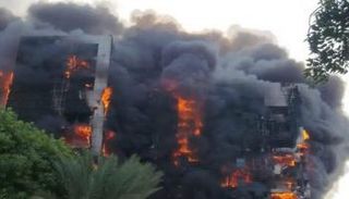 حريق مستعر في برج شركة نفط النيل الكبرى بالخرطوم