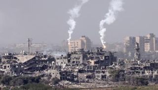 قنابل مضيئة أسقطتها القوات الإسرائيلية فوق شمال قطاع غزة