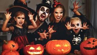 أسرة تحتفل بعيد الهالوين