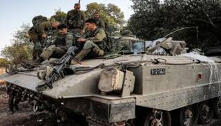 جنود إسرائيليون فوف إحدى المدرعات