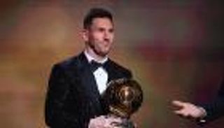 لا يتوقف عن كتابة التاريخ.. ميسي يفوز بالكرة الذهبية للمرة الثامنة
