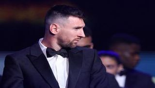 ليونيل ميسي مع الكرة الذهبية
