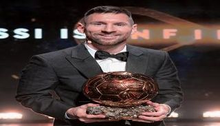 ليونيل ميسي يحمل الكرة الذهبية