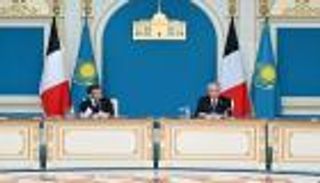 ماكرون في حديقة روسيا الخلفية.. زيارة تغضب موسكو