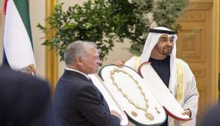 الشيخ محمد بن زايد آل نهيان يمنح ملك الأردن «وسام زايد»