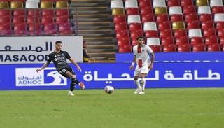 من مباراة الجزيرة والشارقة في الدوري الإماراتي