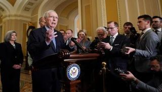 كبير الجمهوريين في مجلس الشيوخ الأمريكي ميتش ماكونيل يتحدث في مبنى الكابيتول 