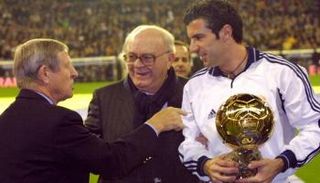 لويس فيغو يحمل الكرة الذهبية سنة 2000