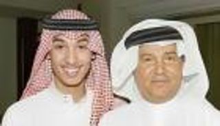 ابن محمد عبده يغني في حفل زفاف