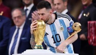ليونيل ميسي مع كأس العالم