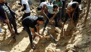 سكان من غزة يحفرون قبورا لدفن جثامين