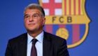 يطارده في أوروبا.. مرض مجهول يحرم لابورتا من مباريات برشلونة