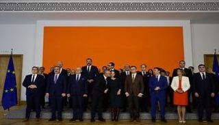 لقطة تظهر وزير خارجية كرواتيا محاولا تقبيل نظيرته الألمانية