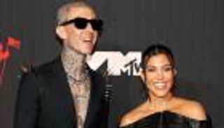 كورتني كارداشيان وترافيس باركر يستقبلان طفلهما الأول