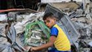 أطفال غزة في صورة.. طائر وقفص وركام