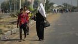 رايات بيضاء.. «دروع» نازحي غزة (صور)