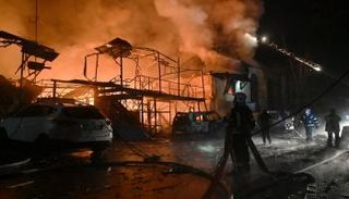 اشتعال النار بمبنى جراء ضربة روسية لأوكرنيا