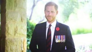 الأمير هاري مرتديا النياشين