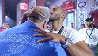 فنان سعودي يقبل رأس بيومي فؤاد