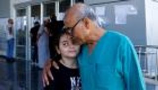 رفض الخروج من غزة.. طبيب يودع أسرته في رفح ويعود لعلاج الجرحى (صور)