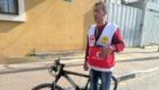 طبيب «على دراجة» يسكّن آلام أصحاب الأمراض المزمنة في غزة (خاص)