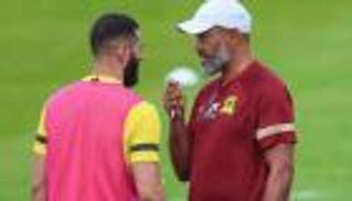 مشادة انتهت بإقالة.. تفاصيل اشتباك بنزيما مع نونو سانتو في الاتحاد