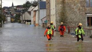 المياه تغرق شوارع المقاطعة الفرنسية