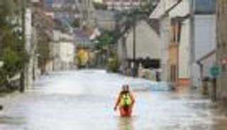 الفيضانات تهدد 192 ألف شخص وتغلق 74 مدرسة في فرنسا (صور)