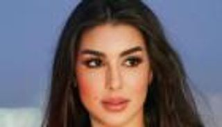 ياسمين صبري تخطف الأنظار.. عباءة سوداء وحقيبة برتقالية