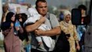 الحرب في يومها الـ35.. غزة تنزح جنوبا وتنتظر سريان الهدن