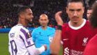 تصرف صادم لنجم ليفربول تحت أنظار محمد صلاح (فيديو)